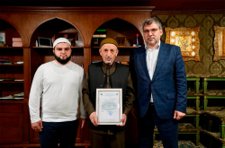 Муфтию Дагестана передали благодарственное письмо от Муфтия ДНР