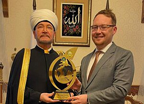 Главный Муфтий Шейх Равиль Гайнутдин поздравляет своего заместителя, руководителя департамента международных дел ДУМ РФ Ильдара Галеева