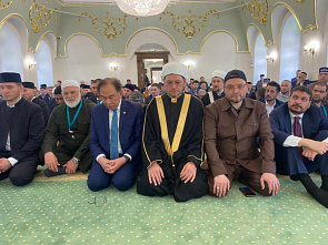 Премьер-министр Малайзии Анвар Ибрагим вознес мольбы в мечети Марджани