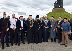 В Чувашской Республике религиозные деятели возложили цветы к Вечному огню