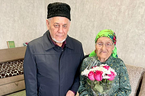 Муфтий Тюменской области поздравил труженицу тыла с предстоящим 80-летием Победы