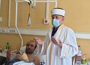 Имам Московской Соборной мечети посетил госпиталь имени Бурденко