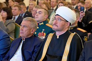 Муфтий Гайнутдин наградил раиса Татарстана Минниханова орденом «За заслуги»