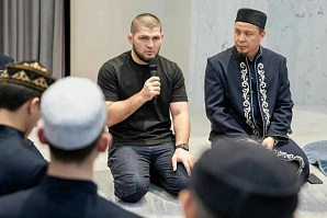 Хабиб Нурмагомедов посетил мечеть в Альметьевске